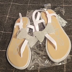 BEBE girls Silver Bow T-strap Sandals Size 13/1 NWT